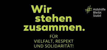 Blaue Schrift auf schwarzen Hintergrund: Wir stehen zusammen. F&uuml;r Vielfalt, Respekt und Solidarit&auml;t! Hashtag Aidshilfe Bleibt Stabil. Deutsche Aidshilfe