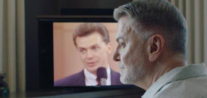 Mann im Profil vor einem Fernsehbildschirn, auf dem er in j&uuml;ngeren Jahren zu erkennen ist