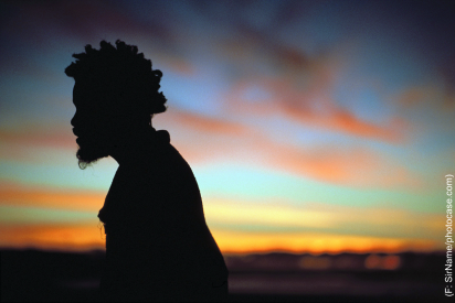 Afrikanischer Mann vor Sonnenuntergang