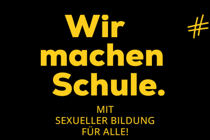 Blaue Schrift auf schwarzen Hintergrund: Wir machen Schule. Mit sexueller Bildung f&uuml;r alle! Hashtag Aidshilfe Bleibt Stabil. Deutsche Aidshilfe