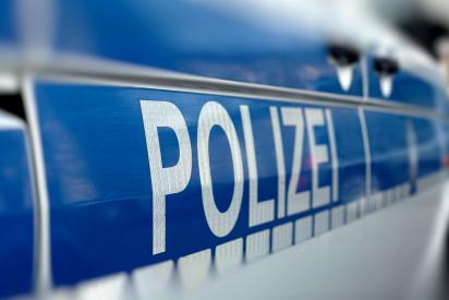 Symbolbild Diskriminierung bei der Polizei: Ausschnitt Seite eines Polizeiautos