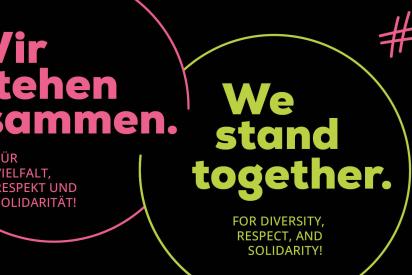 Banner mit Slogan: &bdquo;Wir stehen zusammen. F&uuml;r Vielfalt, Respekt und Solidarit&auml;t! We stand together. For diversity, respect, and solidarity! #AidshilfeBleibtStabil, Logo Deutsche Aidshilfe