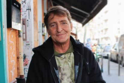 Dirk Schäffer in einem Straßencafé