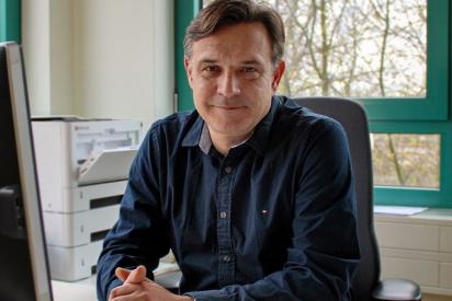 Dr. Thomas Peschel am Schreibtisch in der Diamorphin-Ambulanz