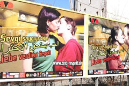 Plakatwand zur Aktion "Liebe verdient Respekt"