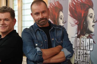 Peter Plate (links) und Ulf Leo Sommer (rechts) vor Plakaten zum Musical 