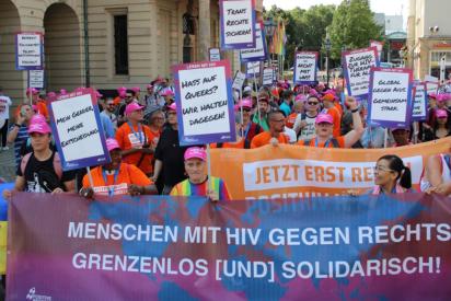 Demonstration mit Fronttransparent: "Menschen mit HIV gegen rechts - grenzenlos (und) solidarisch"