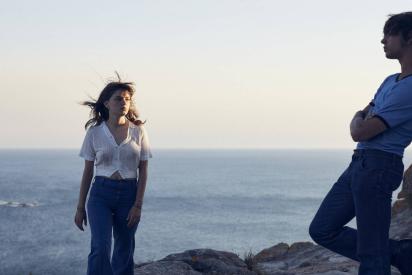 Filmszene: Zwei junge Menschen stehen an der K&uuml;ste