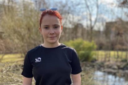 Das Bild zeigt Stefania aus der Ukraine, die seit ihrer Geburt mit HIV lebt