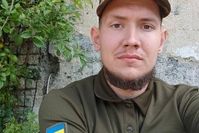 LGBTIQ* in der Ukraine: Soldat in ukrainischer Uniform Blick in die Kamera