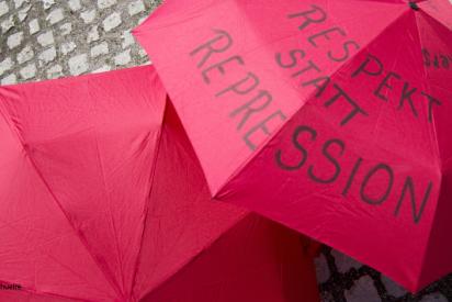 rote Regenschirme als Zeichen der Sexarbeiter*innenbewegung